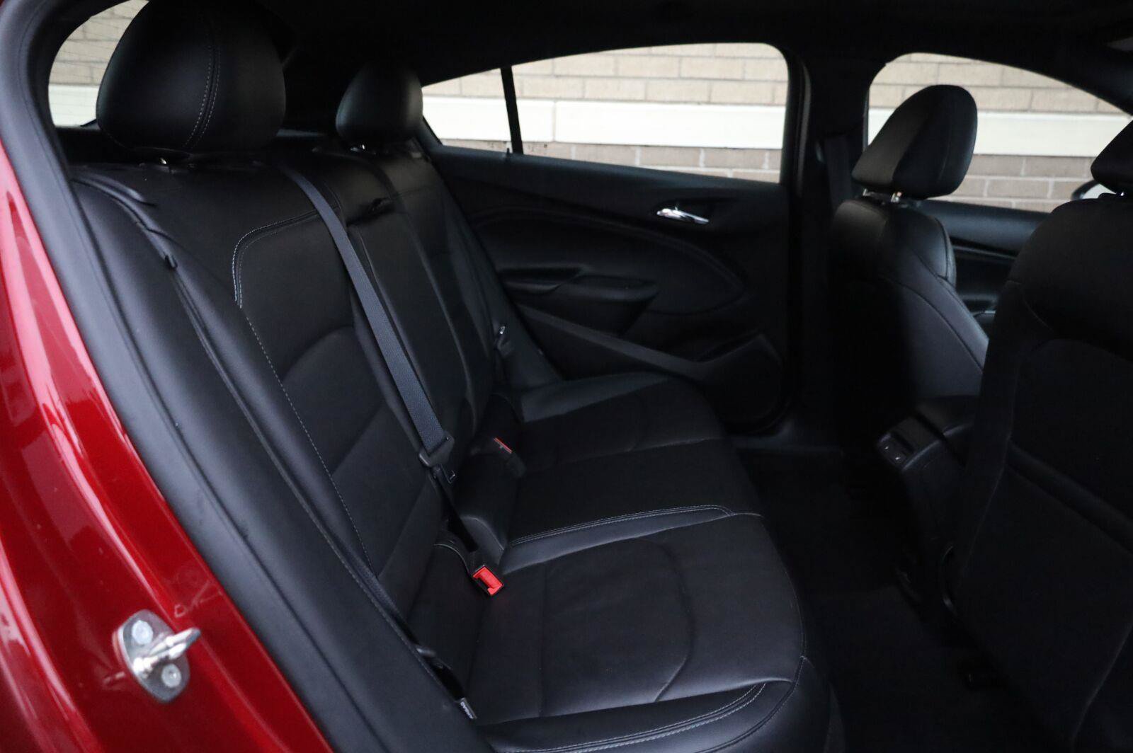 Used 2018 Chevrolet Cruze Premier FWD image 23