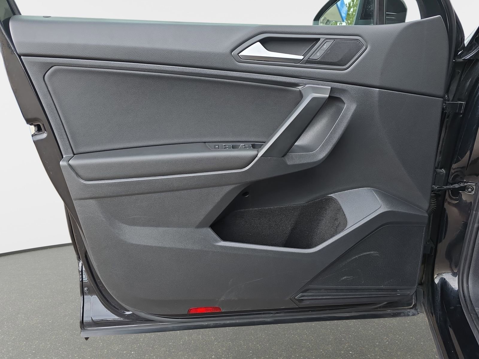 Used 2021 Volkswagen Tiguan SE R-Line image 28