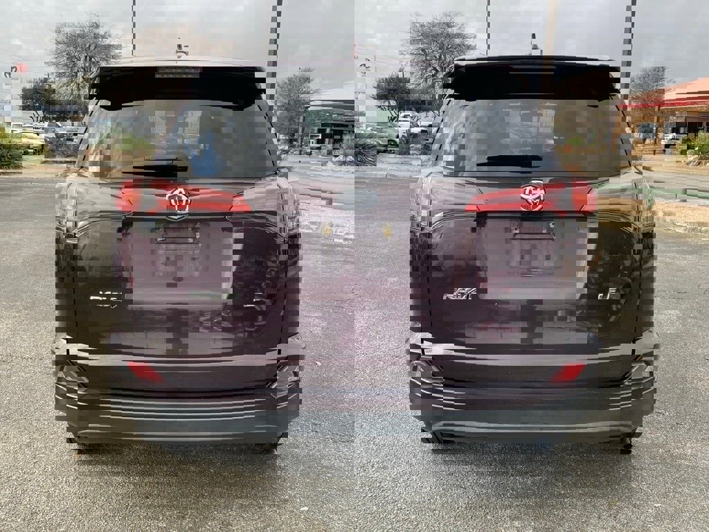 Used 2018 Toyota RAV4 LE image 6