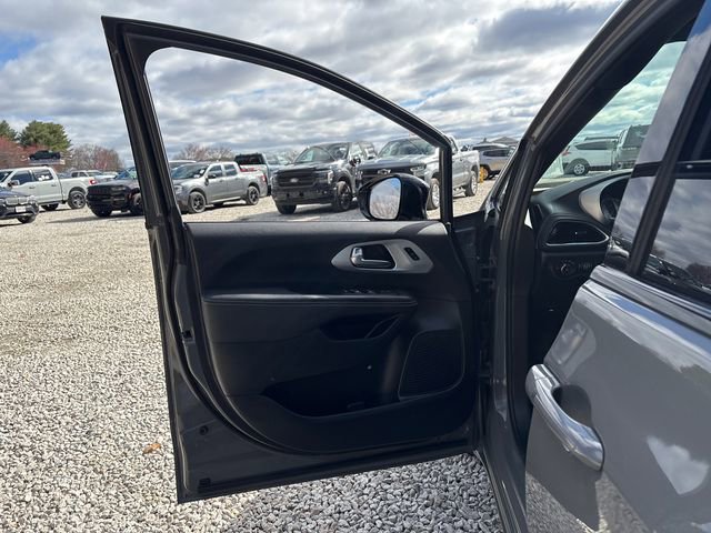 Used 2025 Chrysler Pacifica Limited AWD/4WD image 15