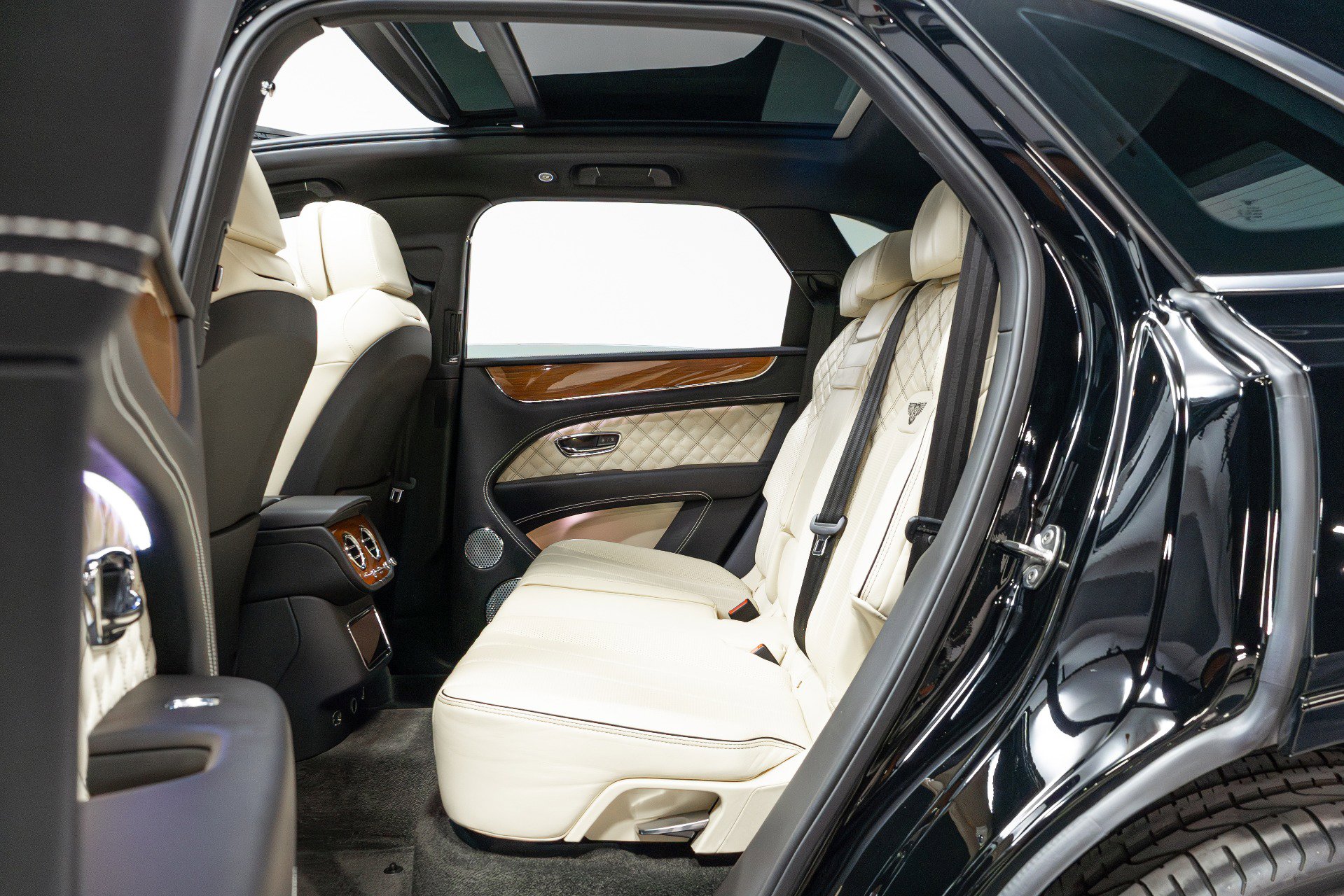 Used 2021 Bentley Bentayga w/ First Edition Specification AWD/4WD image 42