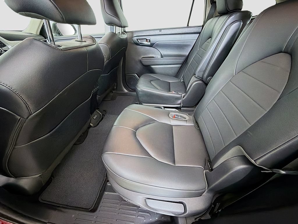 Used 2023 Toyota Highlander XLE AWD/4WD image 27