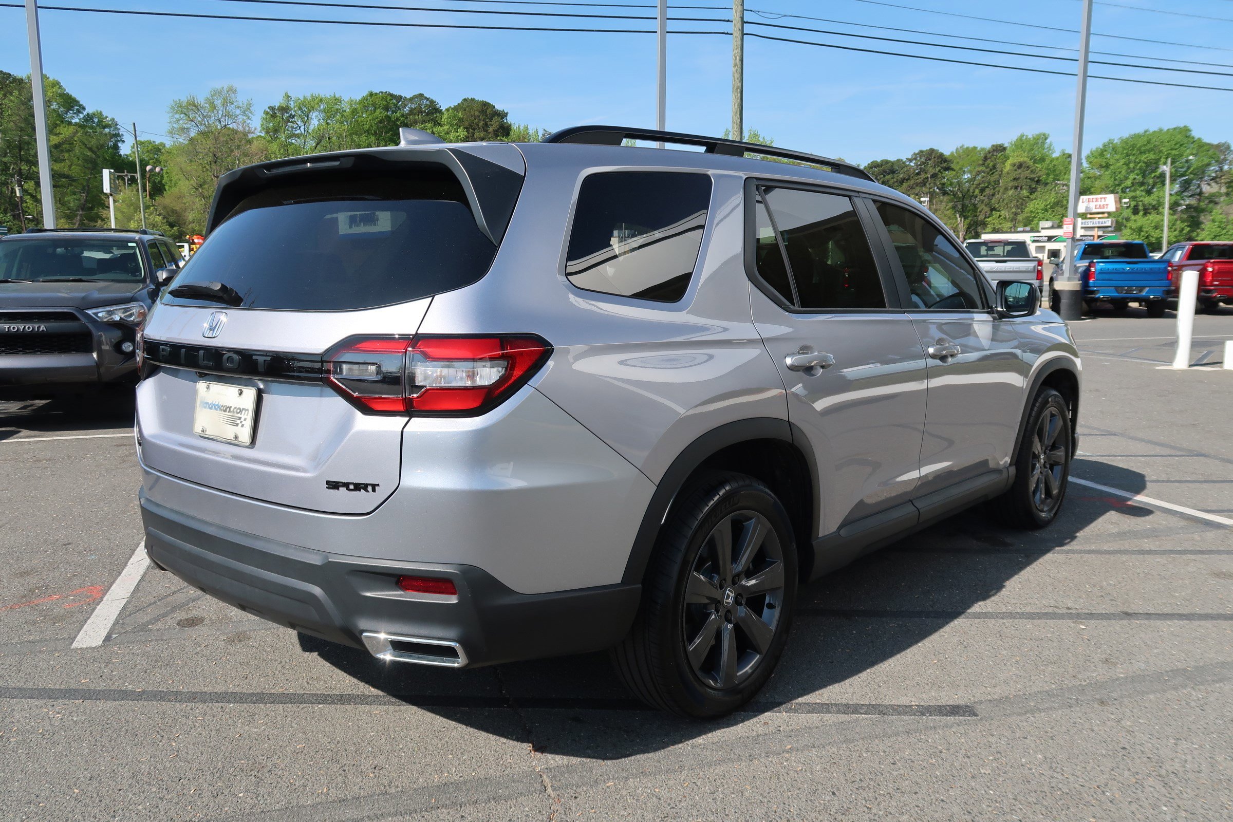 Used 2025 Honda Pilot Sport image 10