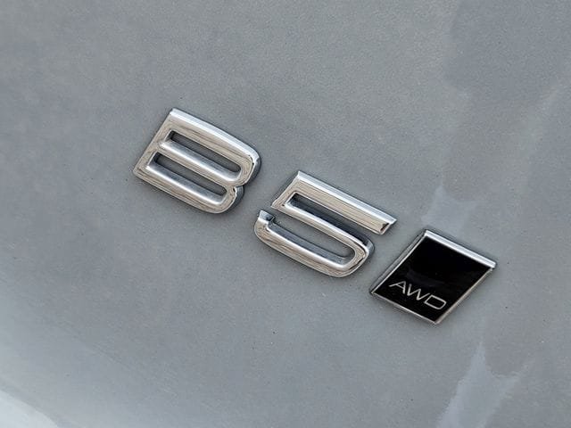 Certified 2025 Volvo XC40 B5 Plus AWD/4WD image 19