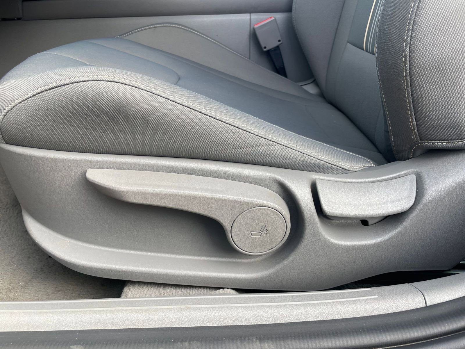 Used 2025 Hyundai Elantra SEL image 23