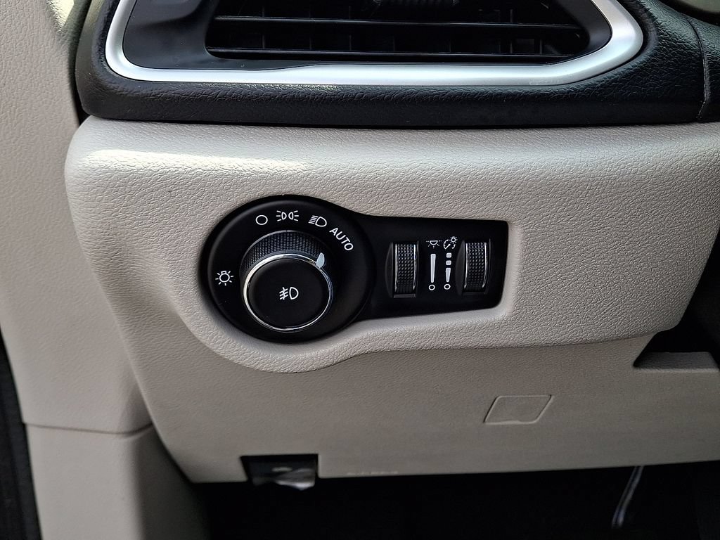 Used 2018 Chrysler Pacifica Touring-L FWD image 29