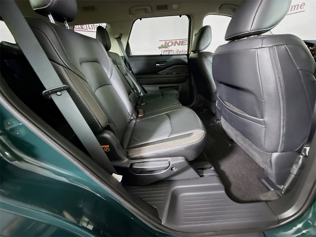 Certified 2023 Nissan Pathfinder SL w/ Black Appearance Package image 32
