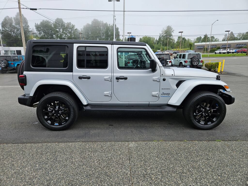 Used 2023 Jeep Wrangler Unlimited Sahara w/ Cold Weather Group AWD/4WD image 6