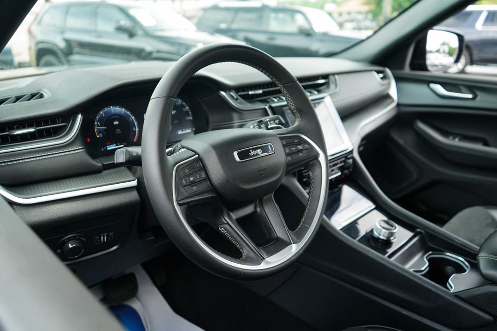 Used 2024 Jeep Grand Cherokee Altitude AWD/4WD image 5