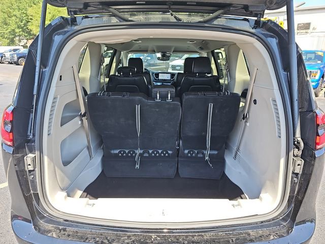 Used 2024 Chrysler Pacifica Touring-L FWD image 13