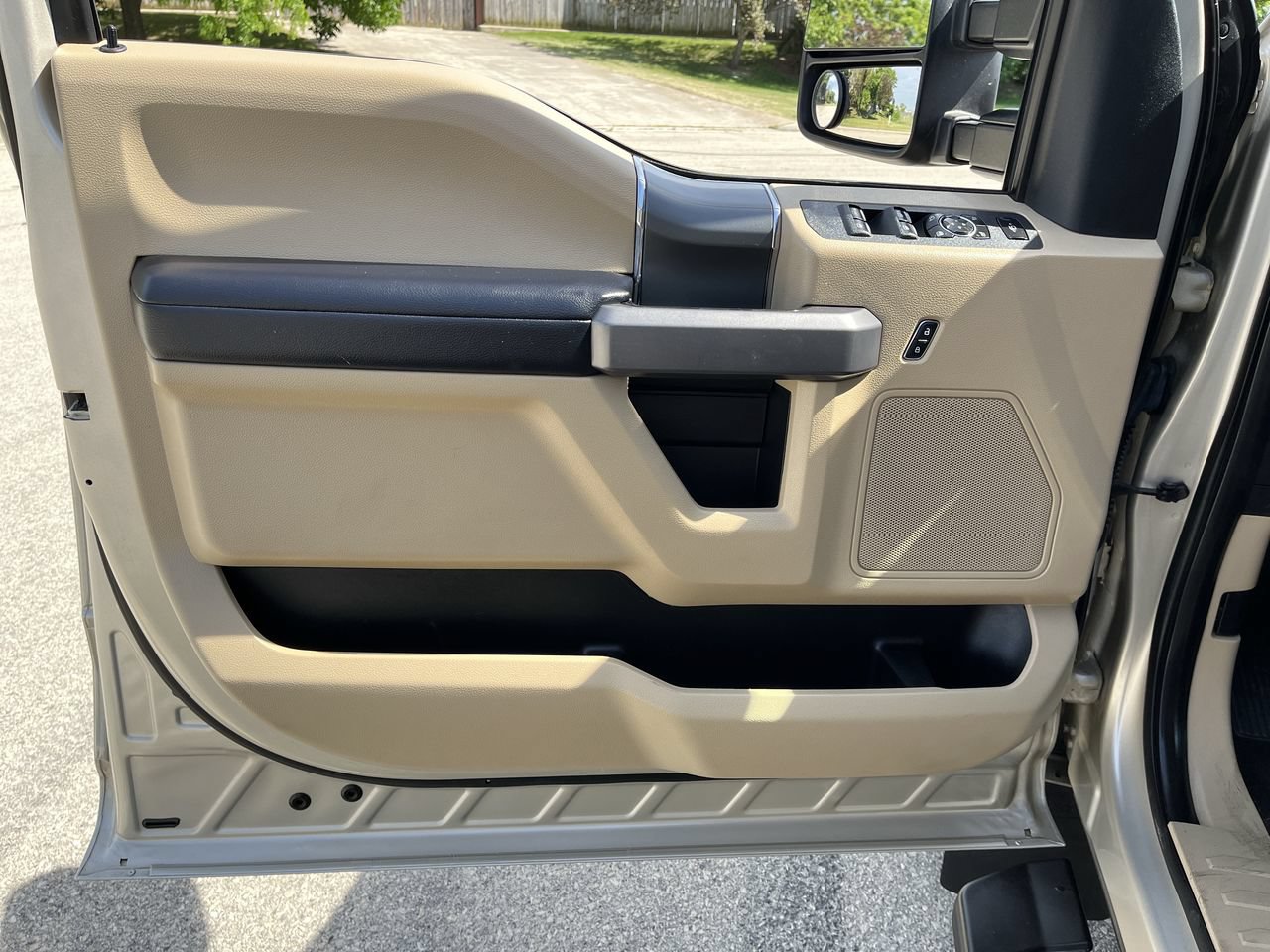 Used 2017 Ford F350 XLT w/ XLT Premium Package AWD/4WD image 8