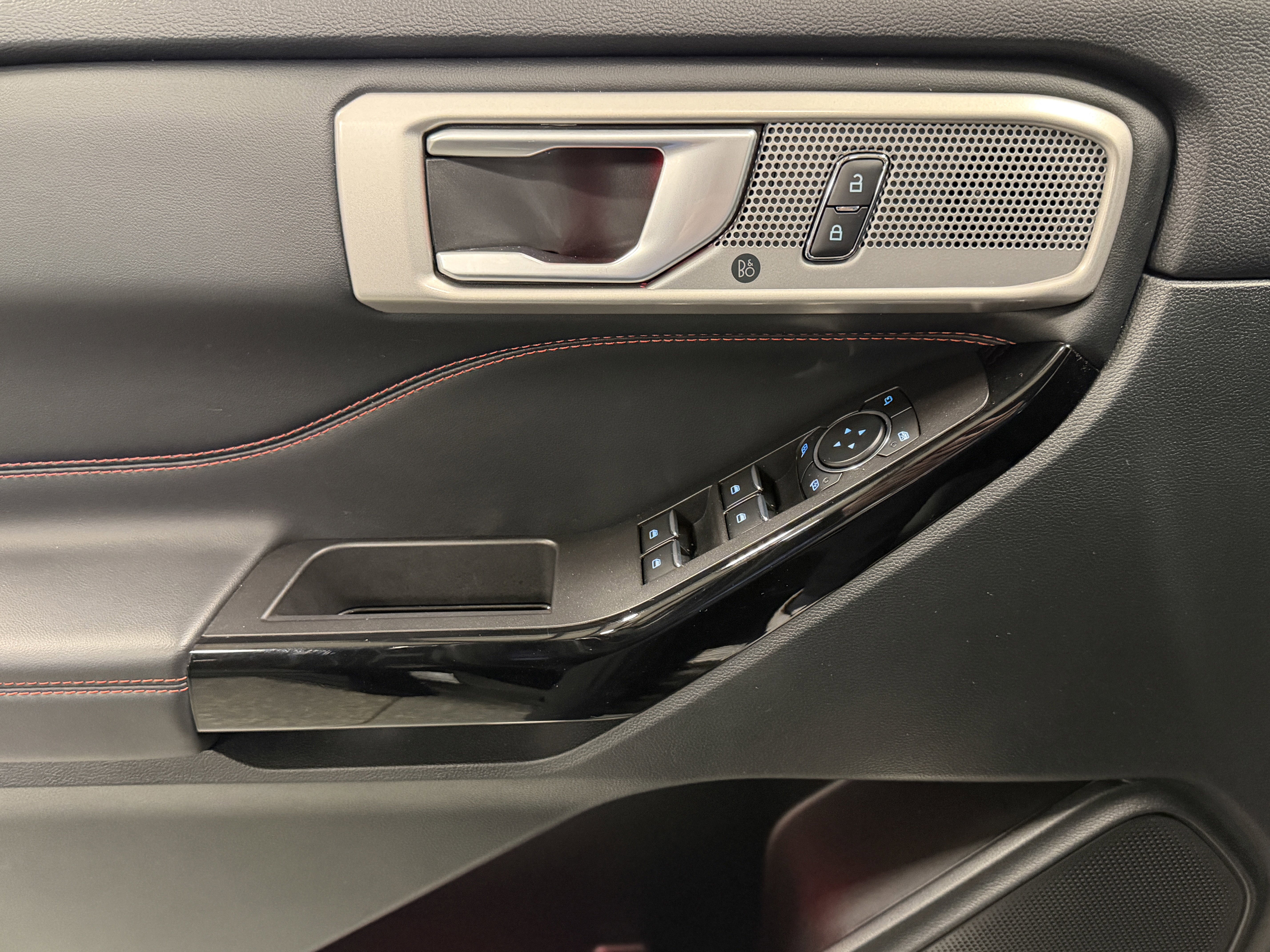 Used 2024 Ford Explorer ST-Line w/ Class IV Trailer Tow Package image 18