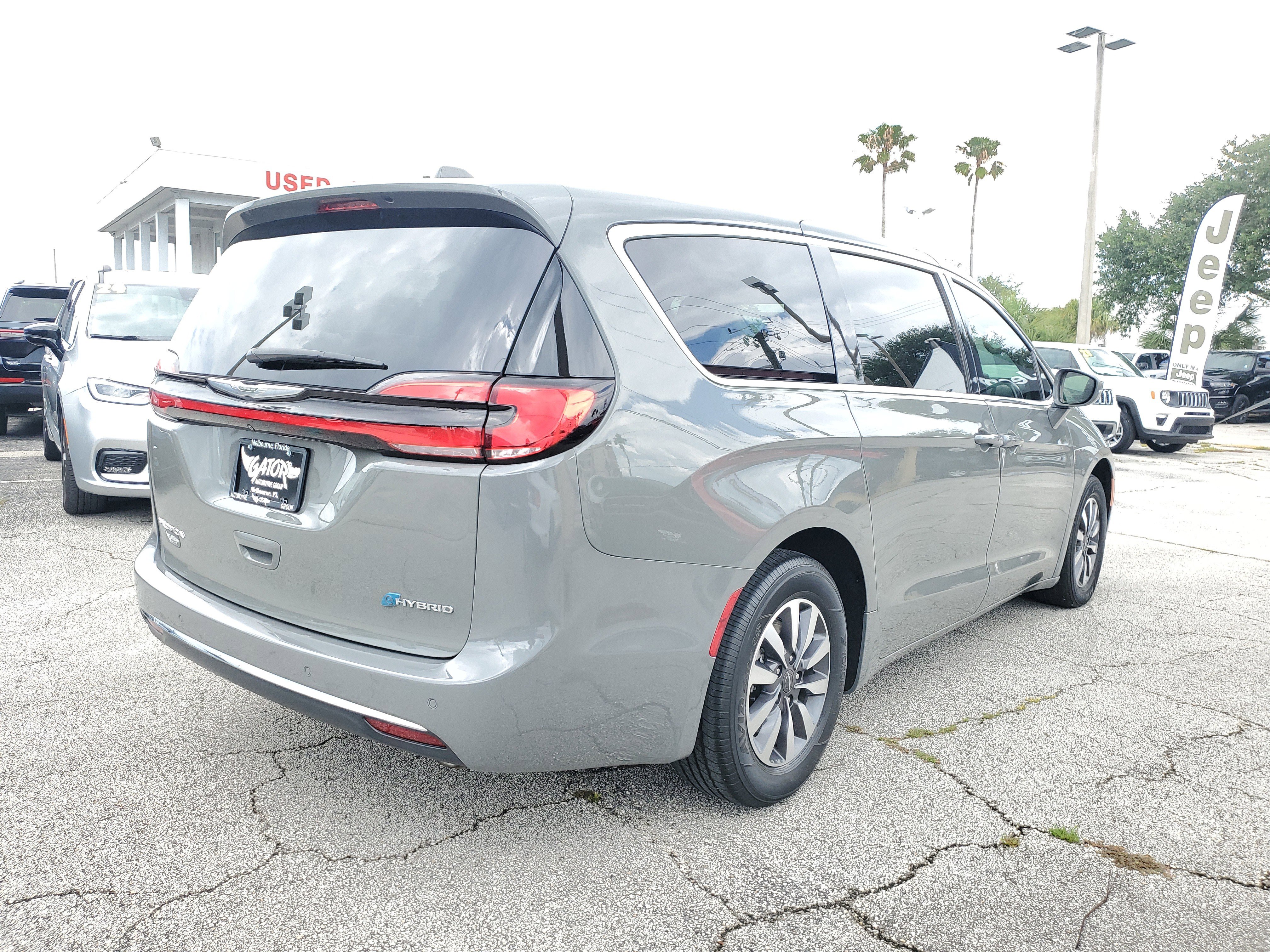 Used 2022 Chrysler Pacifica Touring-L FWD image 4