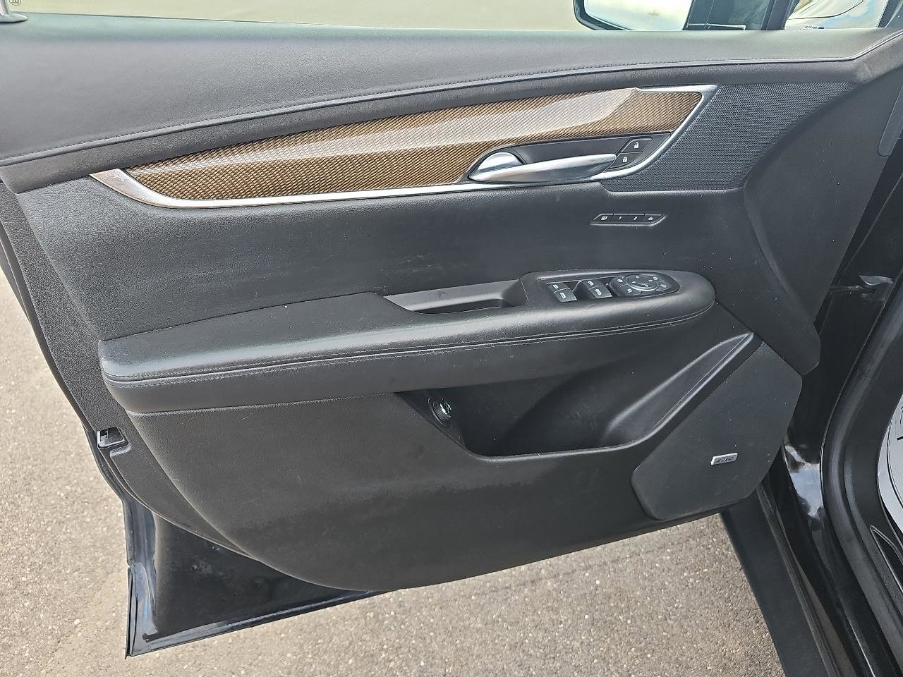 Used 2017 Cadillac XT5 Platinum AWD/4WD image 11