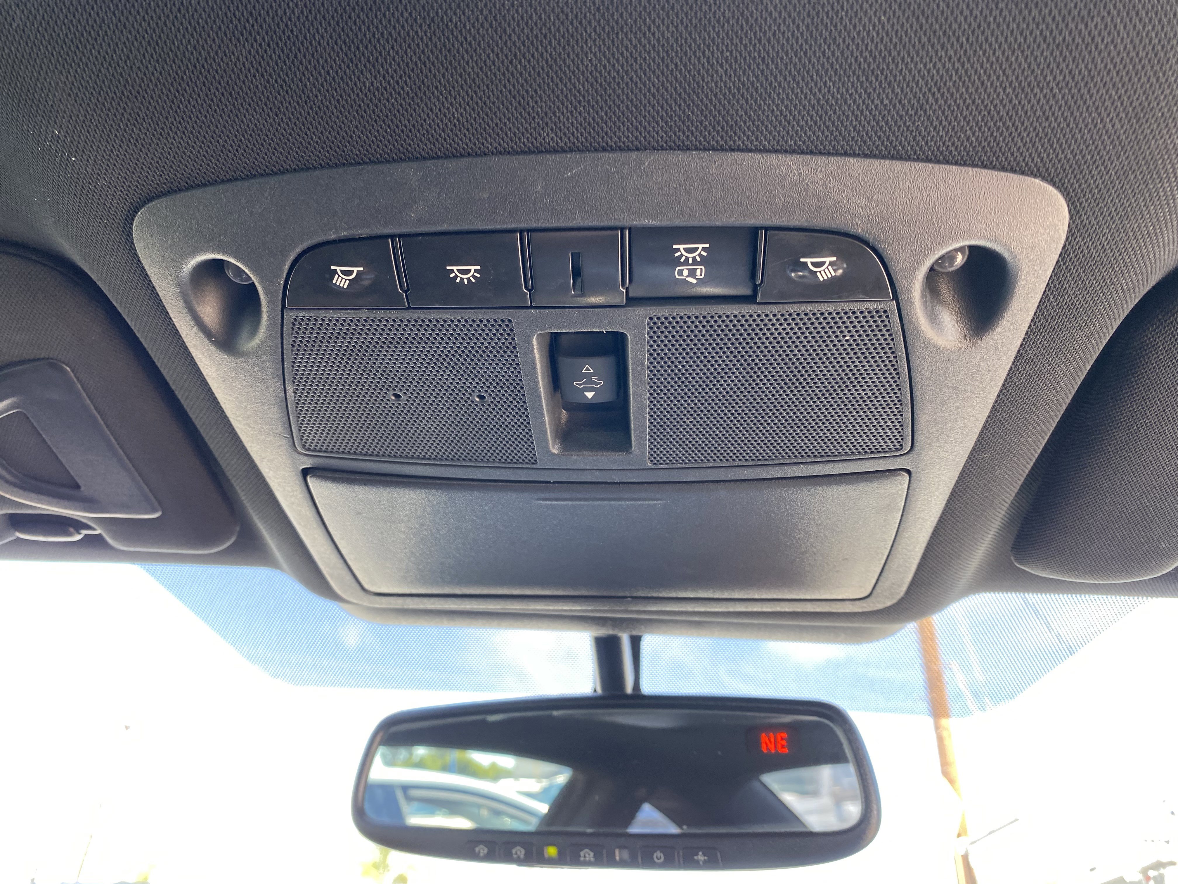 Used 2018 INFINITI Q60 3.0t Luxe RWD image 22