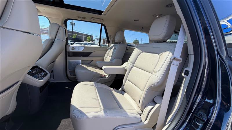 Used 2021 Lincoln Navigator Reserve w/ Luxury Package AWD/4WD image 46