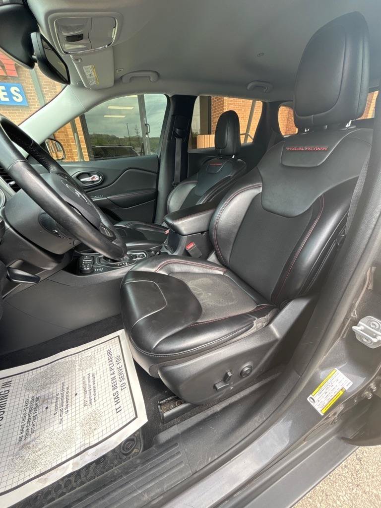 Used 2019 Jeep Cherokee Trailhawk w/ Comfort/Convenience Group AWD/4WD image 10