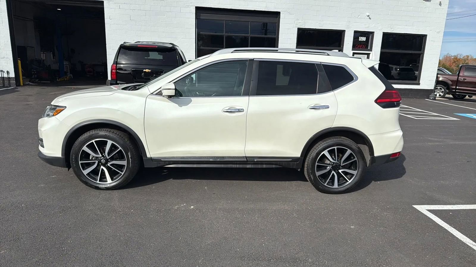 Used 2017 Nissan Rogue SL w/ SL Premium Package image 4