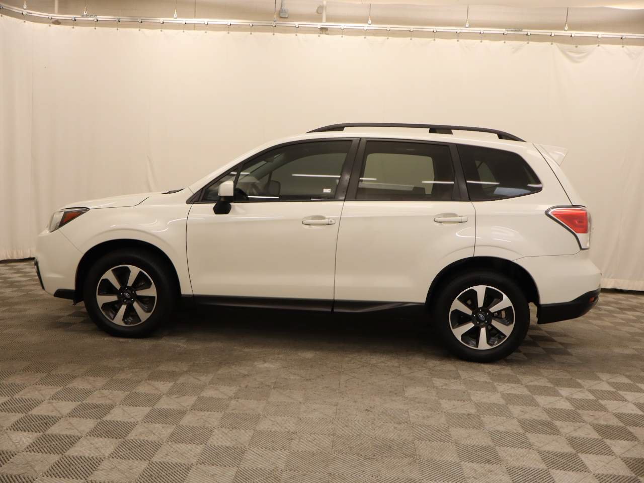 Used 2017 Subaru Forester 2.5i Premium w/ All-Weather Package AWD/4WD image 2