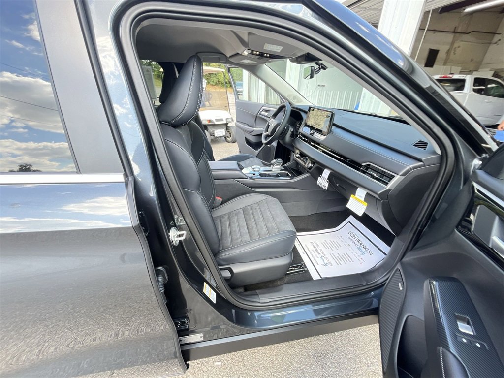 New 2025 Mitsubishi Outlander SE image 24