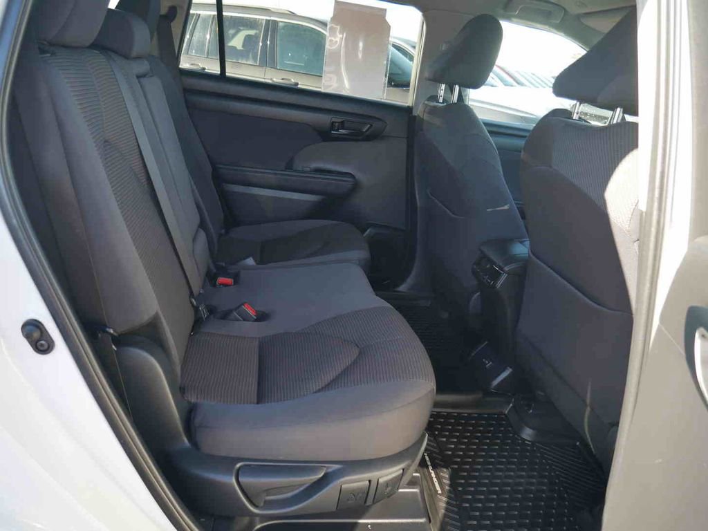 Used 2024 Toyota Highlander LE image 20