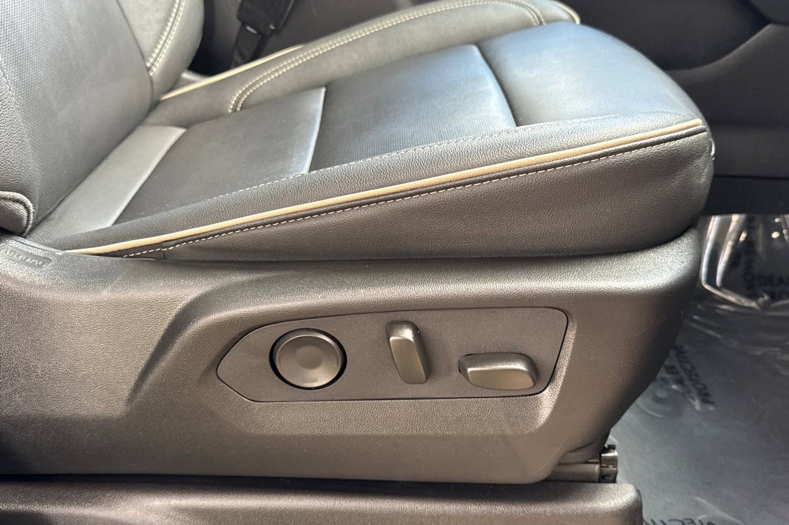 Used 2024 GMC Yukon SLT image 23