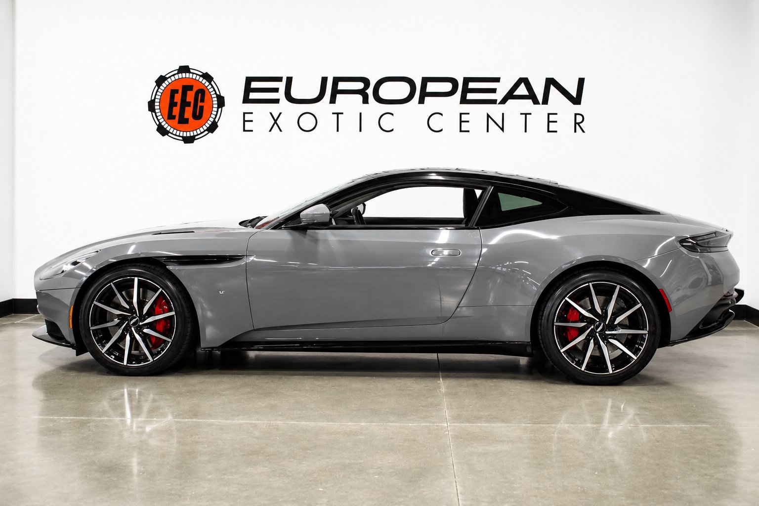 Used 2018 Aston Martin DB11 V12 RWD image 19