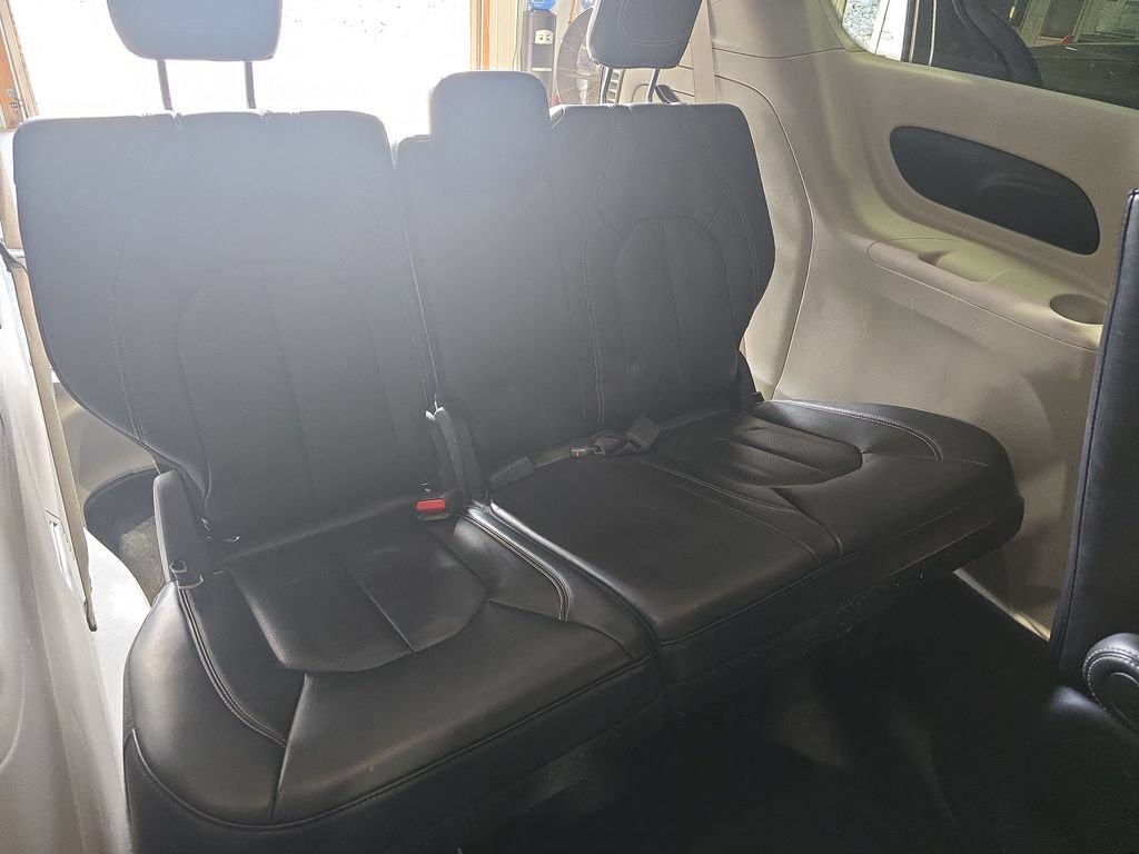 Used 2023 Chrysler Pacifica Touring-L FWD image 22