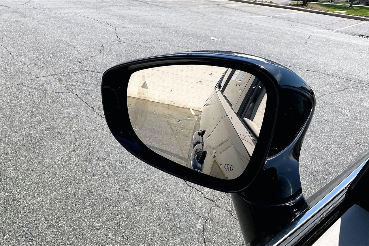 Used 2023 Chrysler Pacifica Limited image 31