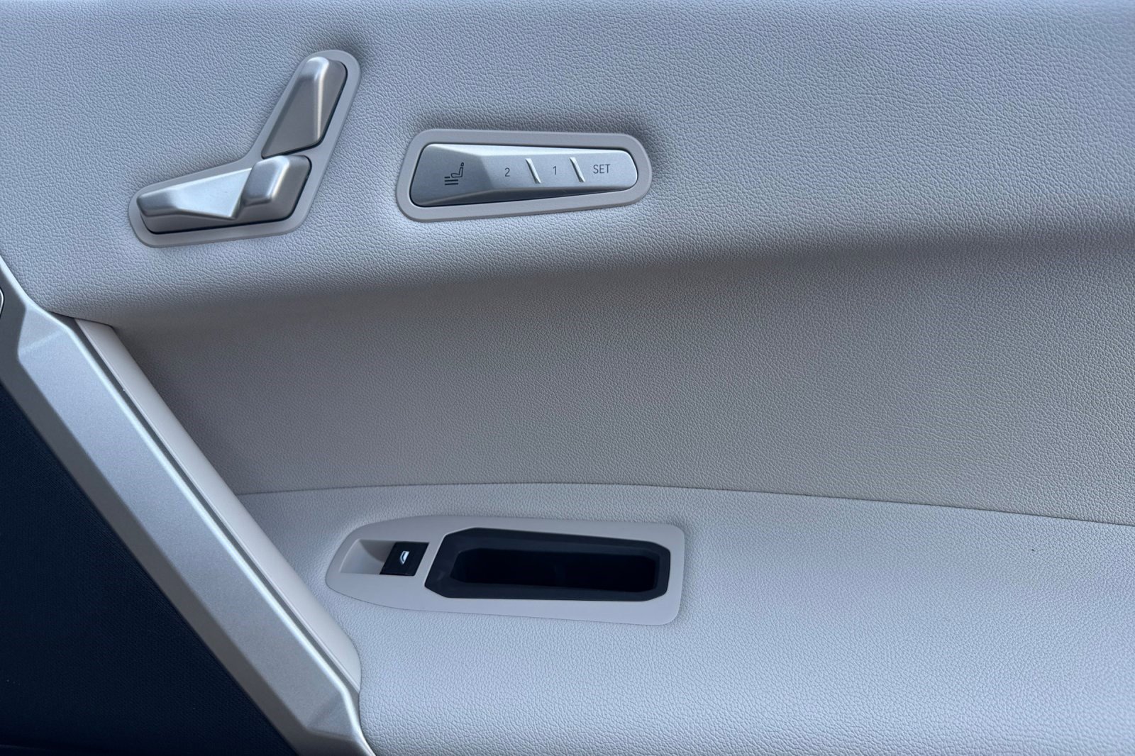 Used 2025 BMW iX xDrive50 w/ Premium Package image 21