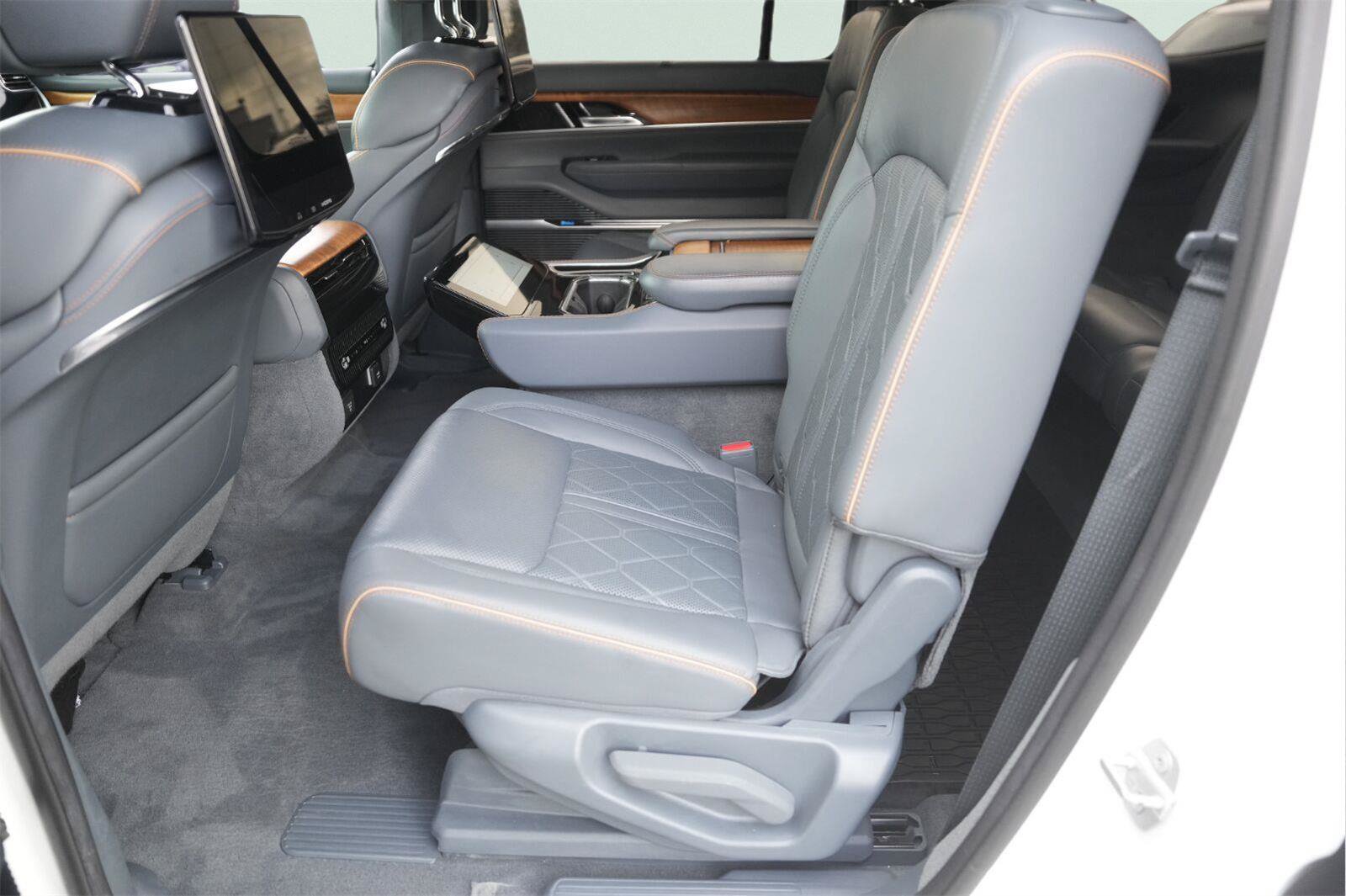 Used 2022 Jeep Grand Wagoneer Series III w/ Rear Seat Video Group 1 AWD/4WD image 13