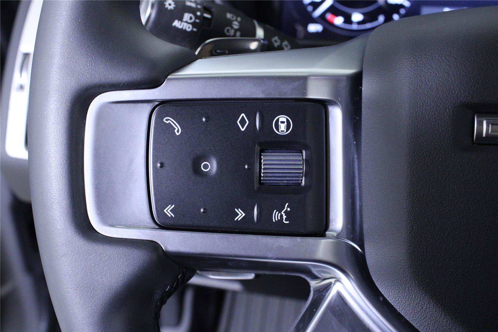 Used 2025 Land Rover Discovery Dynamic SE AWD/4WD image 23