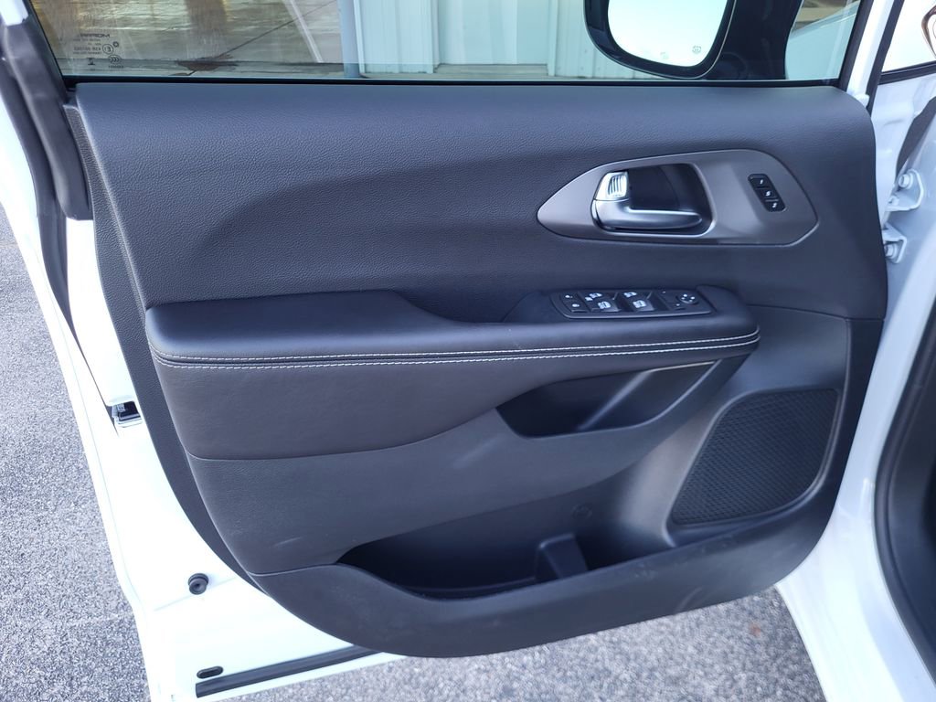 New 2026 Chrysler Pacifica Select image 13