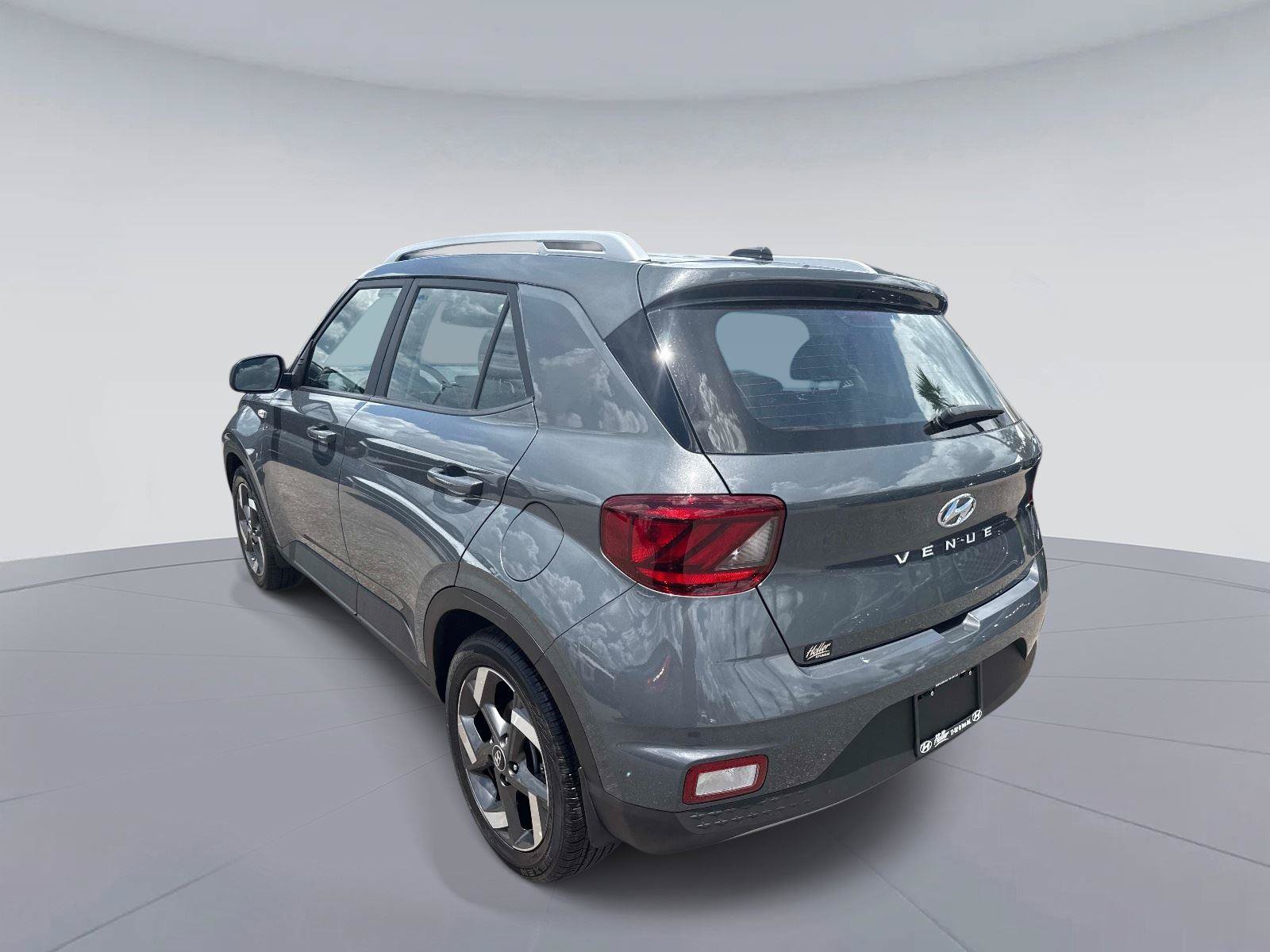 Used 2026 Hyundai Venue SEL FWD image 5