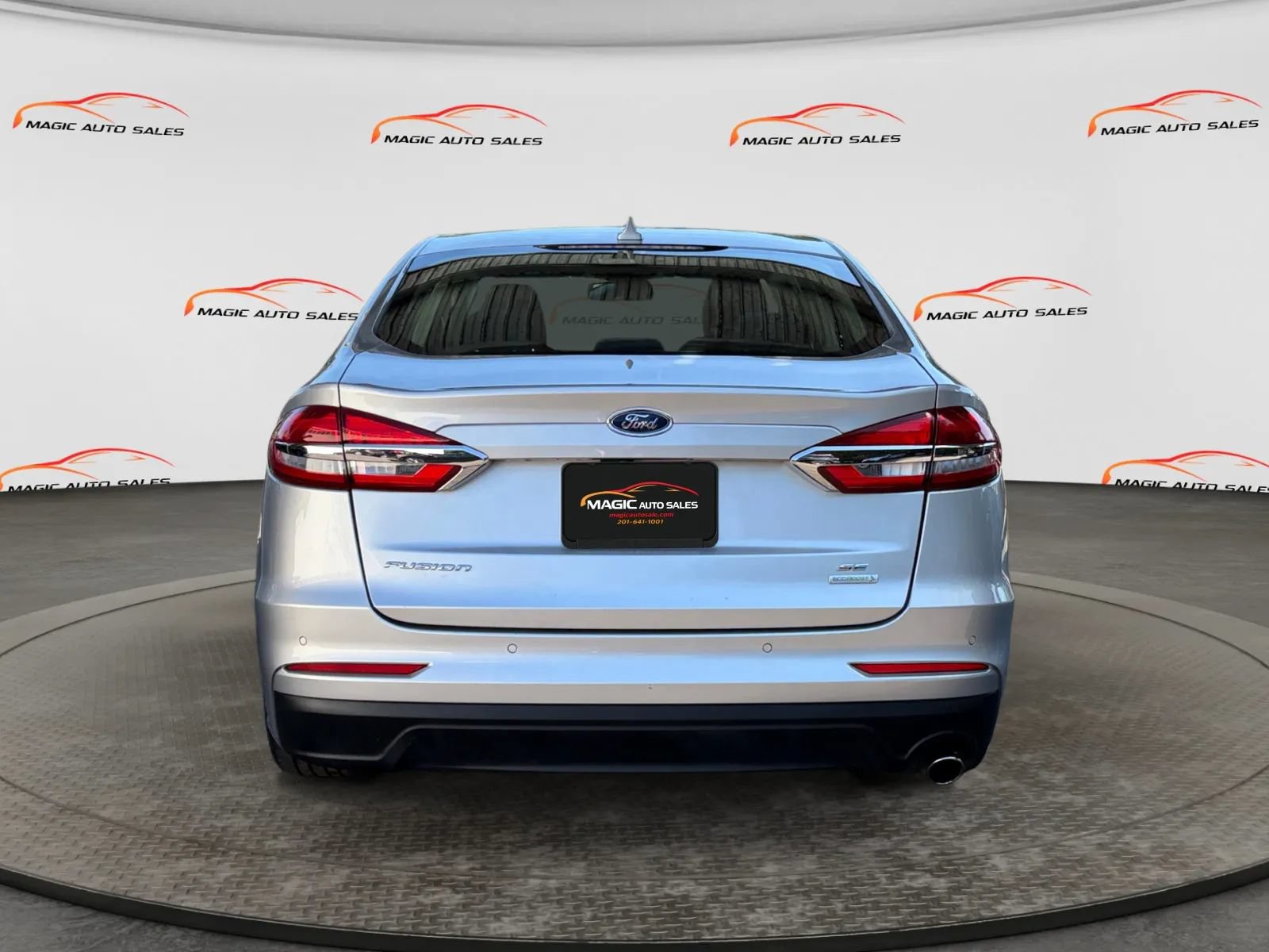 Used 2019 Ford Fusion SE FWD image 9