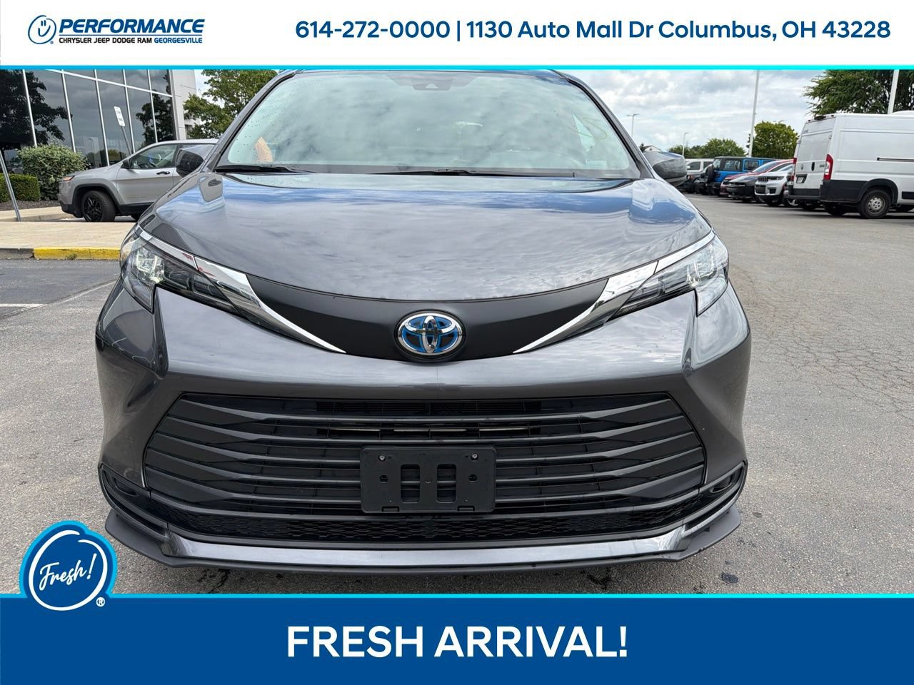 Used 2025 Toyota Sienna LE FWD image 3