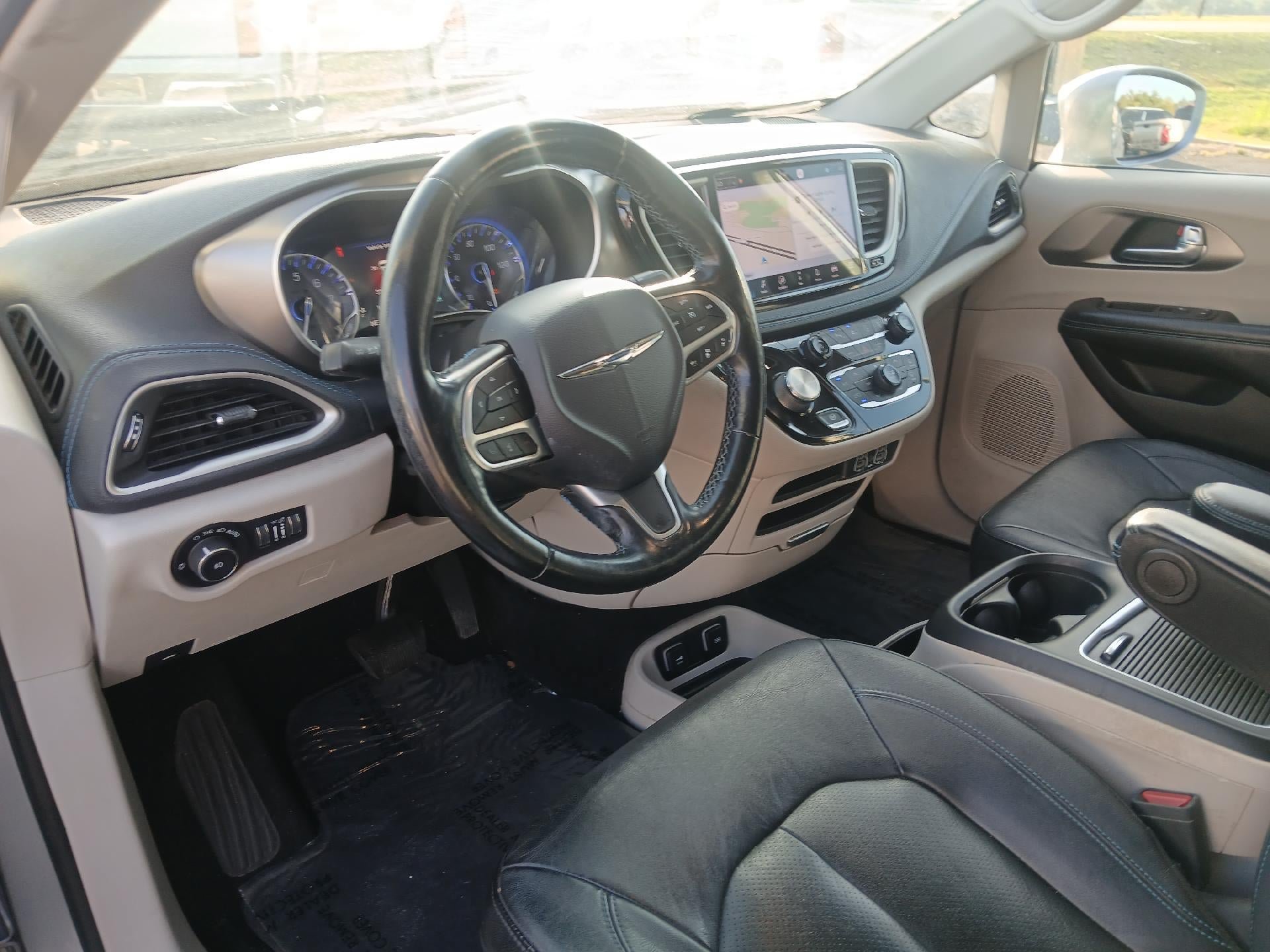 Used 2021 Chrysler Pacifica Touring-L w/ Premium & Safety Sphere Group FWD image 12