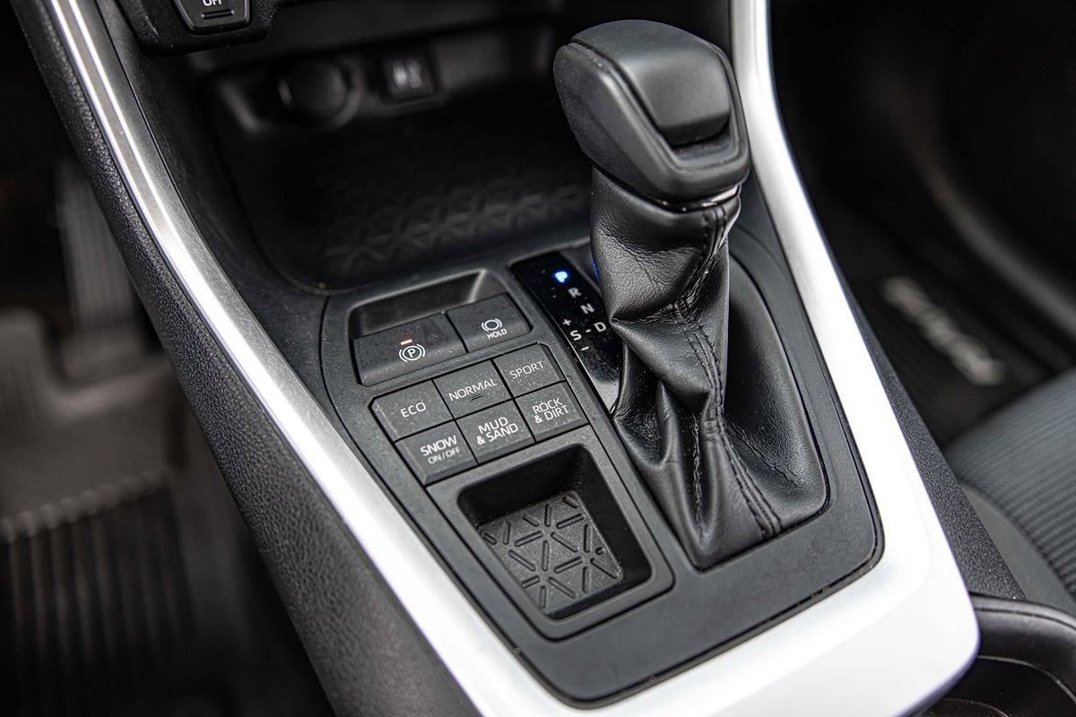Used 2019 Toyota RAV4 LE w/ All Weather Liner Package AWD/4WD image 28