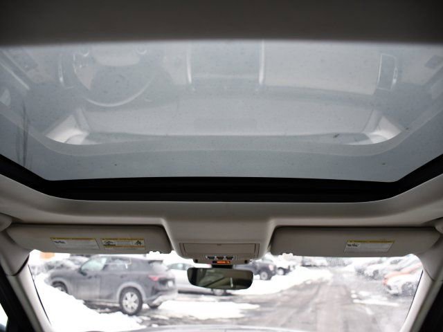 Used 2017 Land Rover Discovery HSE image 26