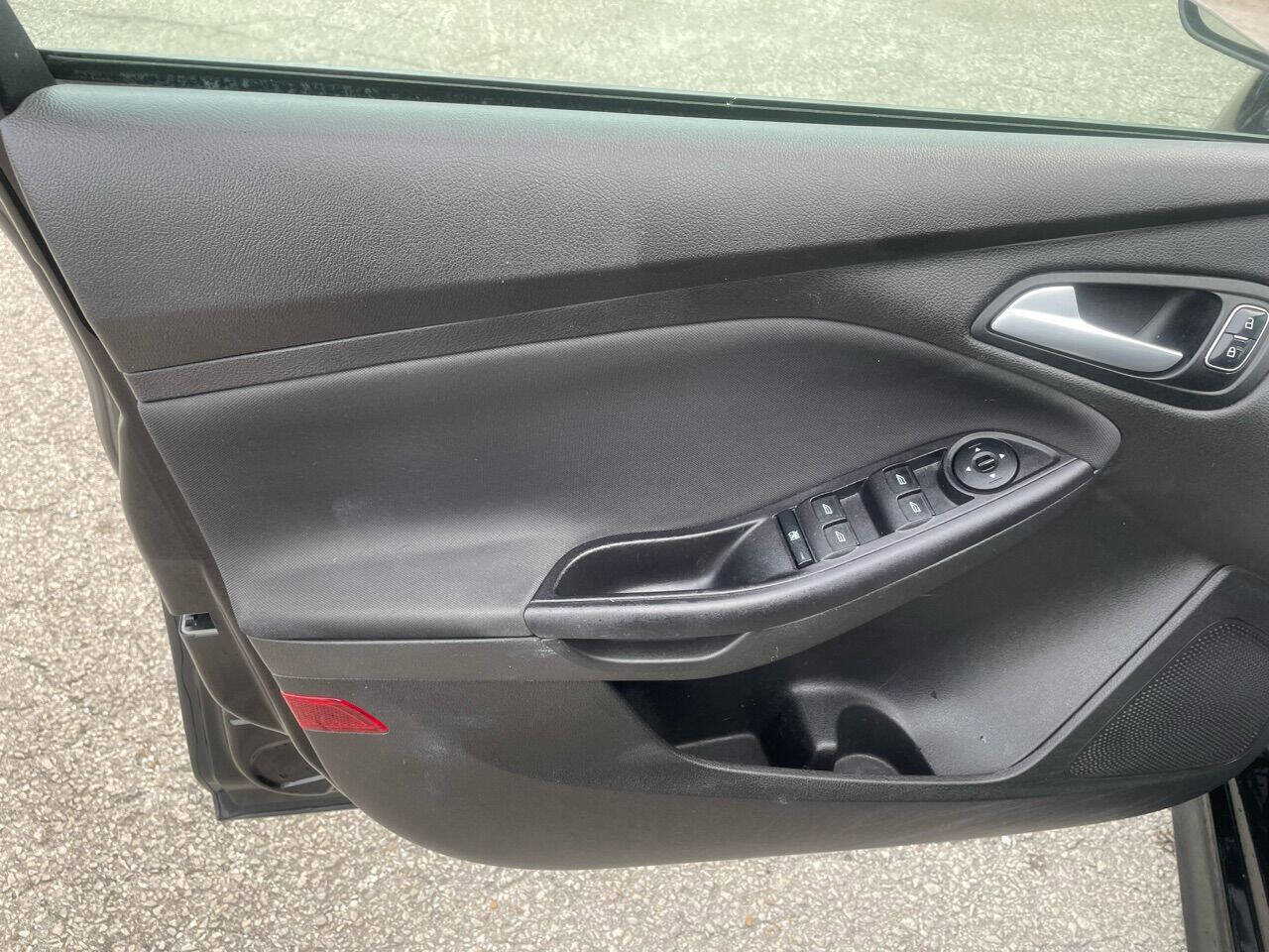 Used 2015 Ford Focus SE w/ SE Sport Package image 19