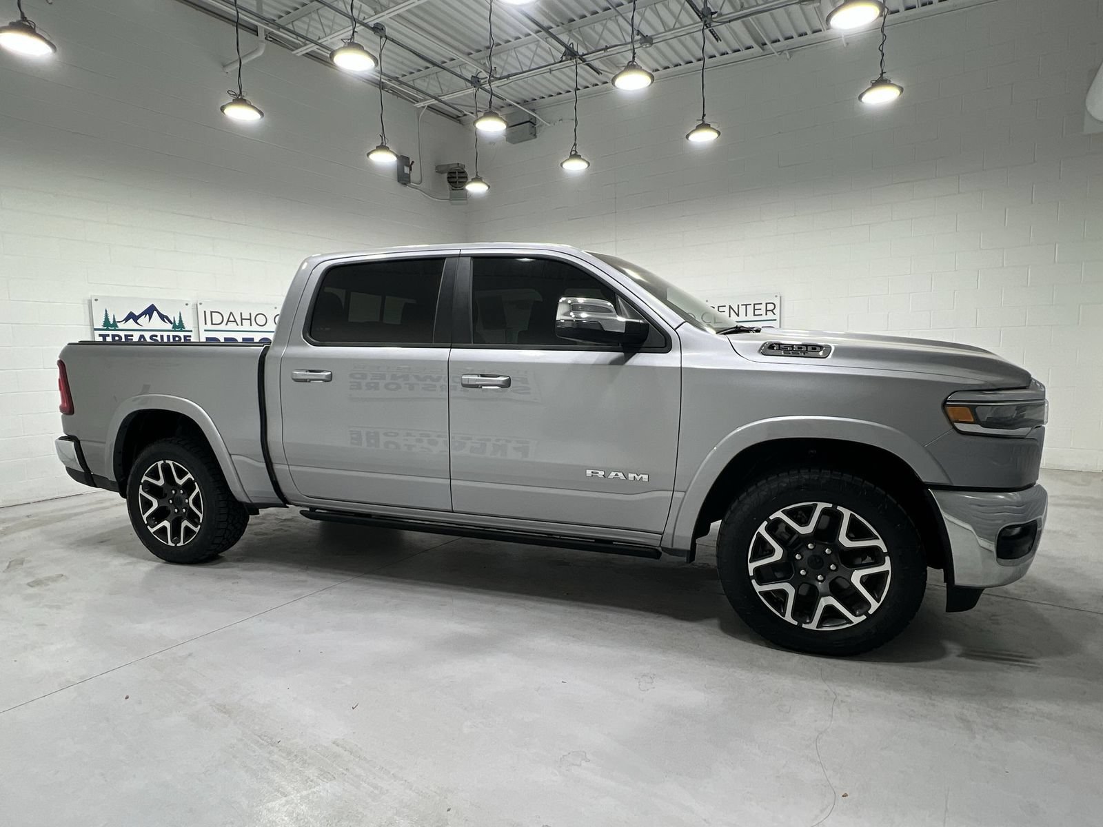Used 2025 RAM 1500 Laramie AWD/4WD image 9