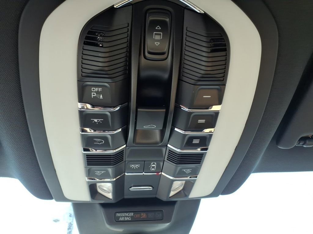 Used 2025 Porsche Macan AWD/4WD image 27