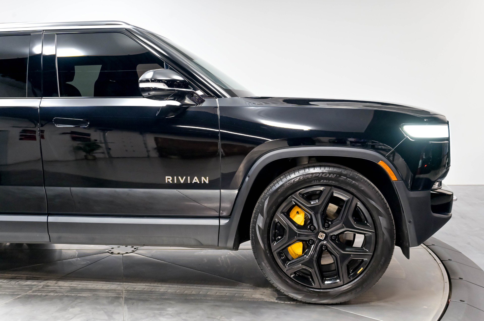 Used 2023 Rivian R1S Adventure AWD/4WD image 21