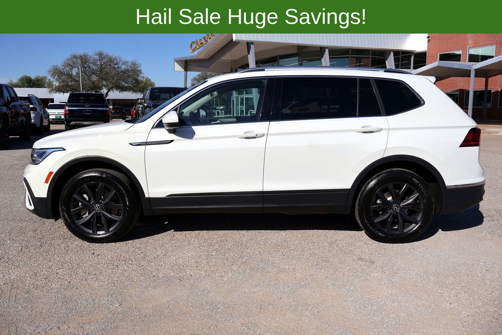 Used 2024 Volkswagen Tiguan SE FWD image 2