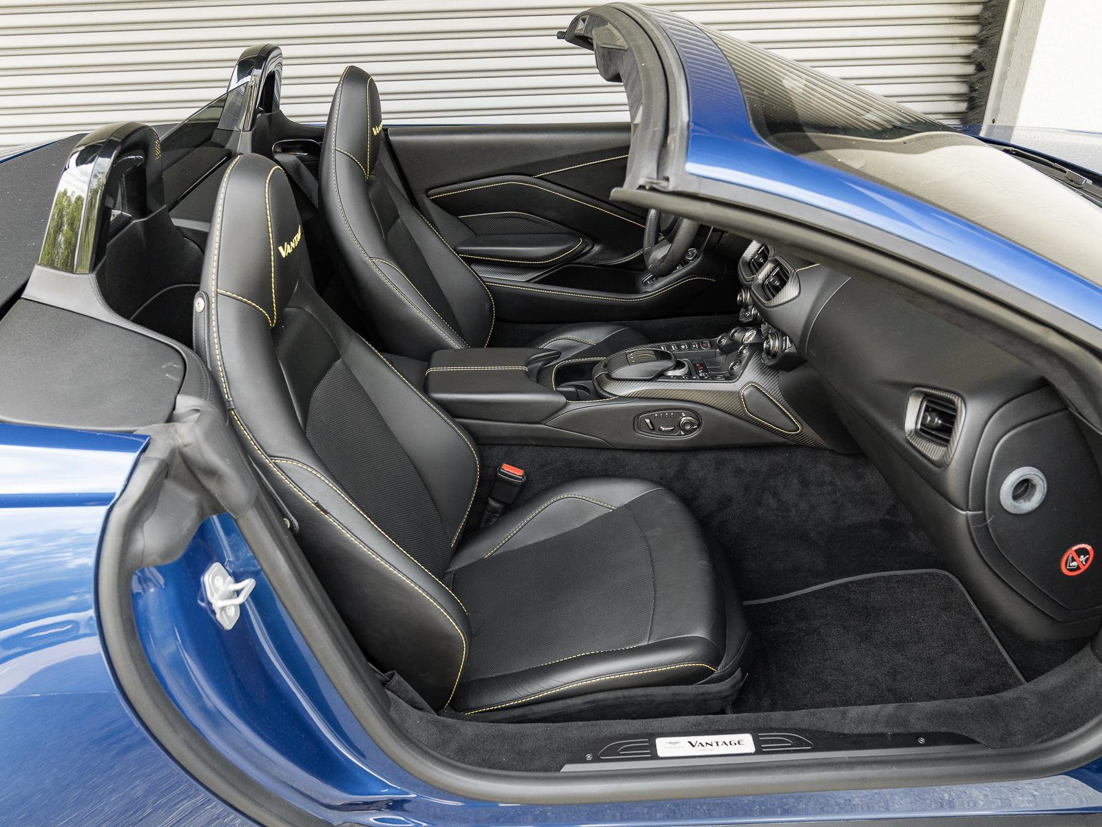 Used 2021 Aston Martin V8 Vantage Roadster image 20