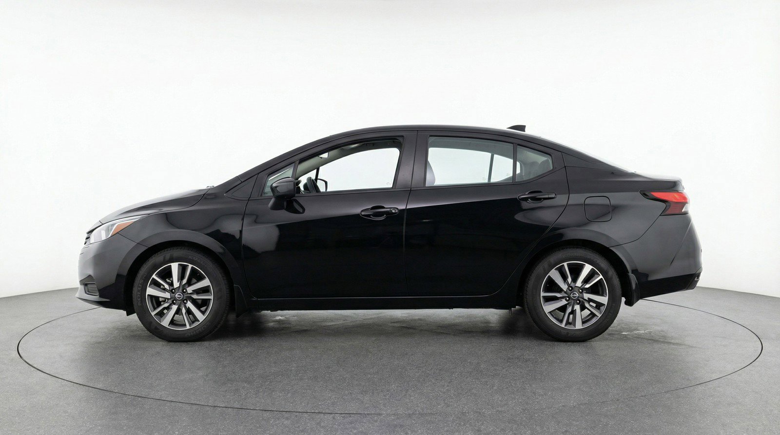 Used 2025 Nissan Versa SV image 5