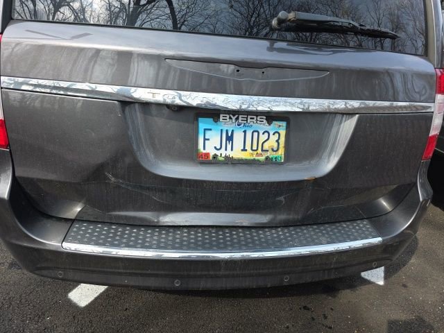 Used 2015 Chrysler Town & Country Touring-L w/ Driver Convenience Group image 9