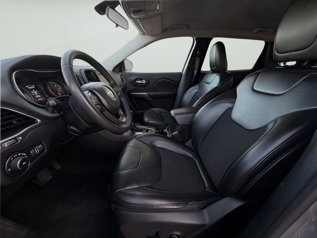 Used 2020 Jeep Cherokee Latitude Plus image 10