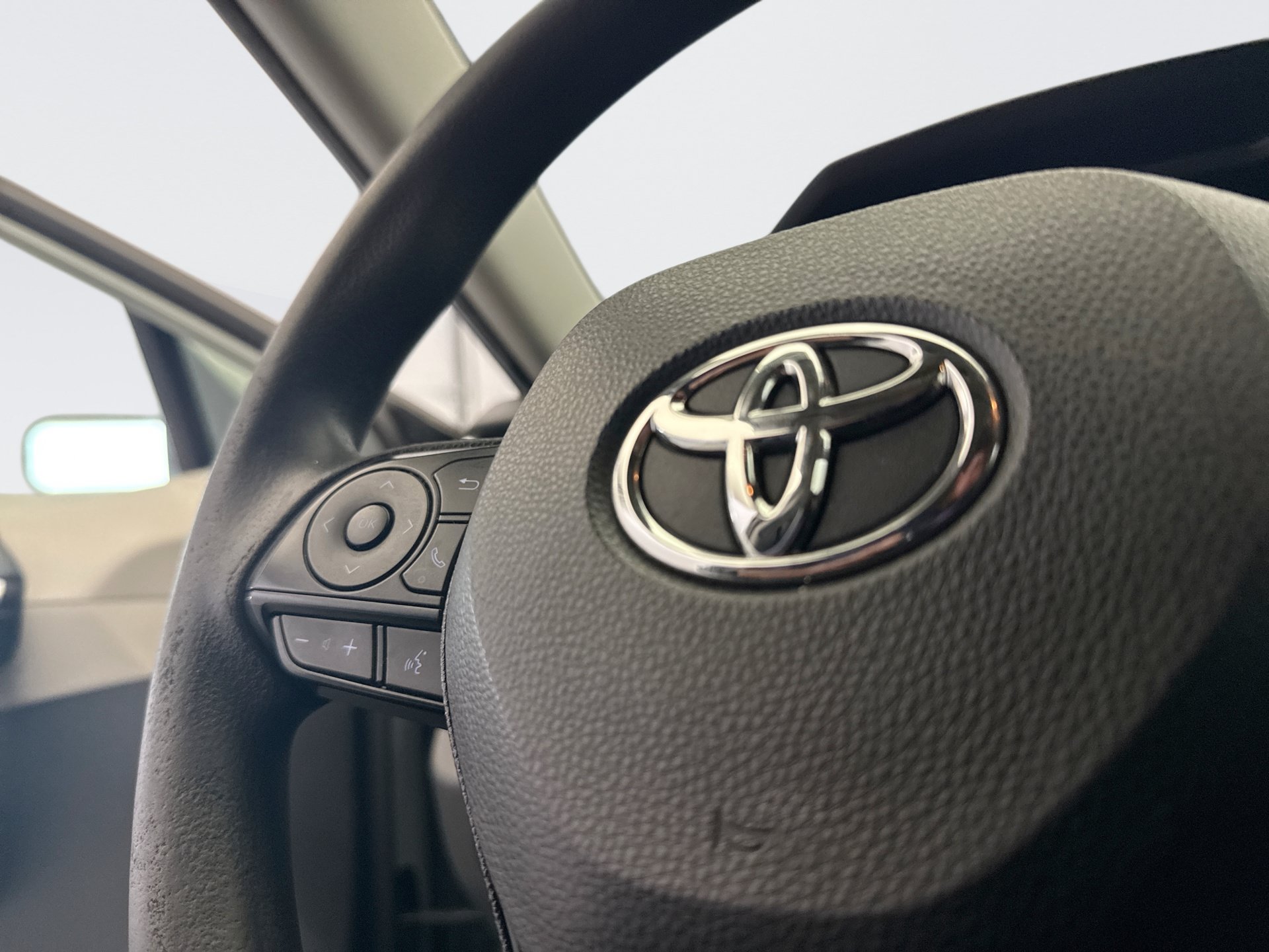Used 2021 Toyota RAV4 XLE AWD/4WD image 17