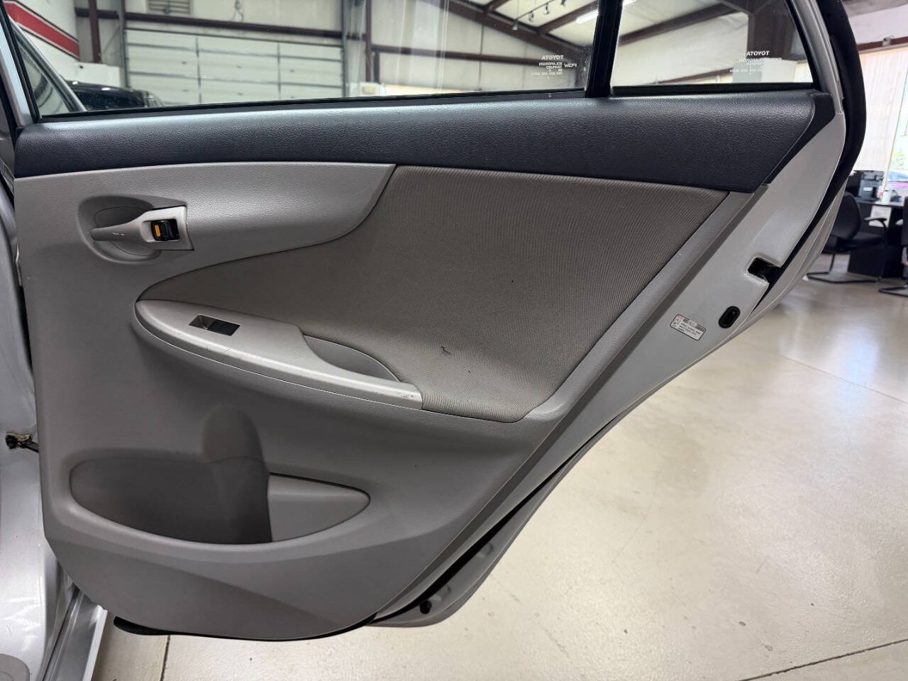 Used 2012 Toyota Corolla LE FWD image 14